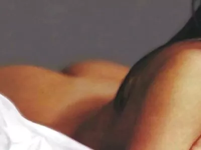 លិង្គរបស់ hubby ខ្មៅ ពេញចិត្តនឹង pussy របស់ blonde ដោយគ្មានបញ្ហាអ្វីទាំងអស់។