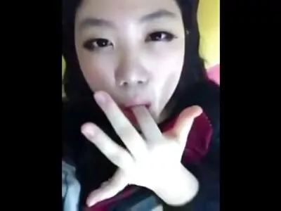 ក្មេងស្រី T-girl នៅក្នុងសម្លៀកបំពាក់ Santa Claus រីករាយនឹងការសម្រេចកាមដោយខ្លួន
