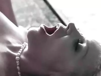 Bratty blonde អូស​ចូល​រួម​ភេទ​ជាមួយ​មិត្ត​ស្រី​ស្បែក​ខ្មៅ​របស់​ឪពុកចុង