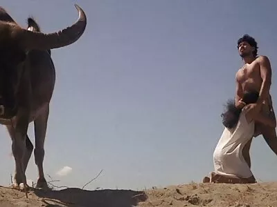 Babe បង្កើតសំឡេង pussy ដ៏ស្រស់ស្អាត ខណៈពេលដែលសម្រេចកាមដោយខ្លួនជាមួយនឹង dildo