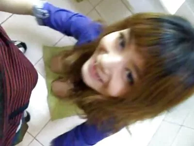 សក់ខ្មៅ MILF ដឹងពីរបៀបផ្តល់ការពេញចិត្តតាមមាត់