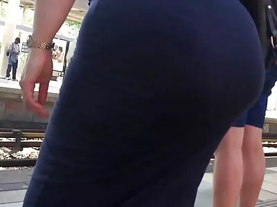 Bald bloke ឆ្កួតនឹង pussy របស់នាង ហើយចង់វាយនាងក្នុងមុខតំណែងជាច្រើន។