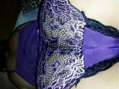 ភ្នាក់ងារ fucks pussy របស់ chick គួរឱ្យកត់សម្គាល់ពីខាងក្រោយនៅឯការសម្ដែងសិច