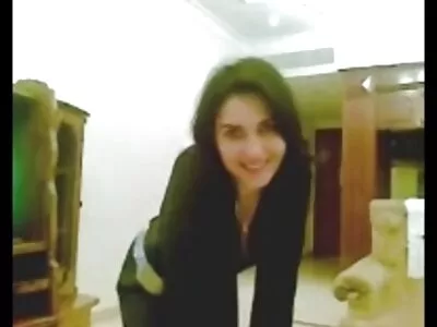 Brunette vixen ក្នុង​ឈុត​ពណ៌​ស្វាយ​ត្រូវ​បាន​កោរ​រោម​ដូច​ជា​មនុស្ស​ស្រី​ល្អ។