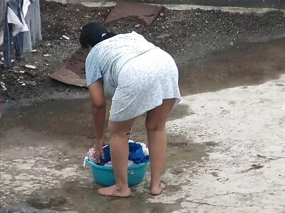 Hottie ជាមួយនឹងការតុបតែងមុខឆ្មាត្រូវបានកាន់កាប់ពីខាងក្រោយដោយគូស្នេហ៍របស់នាង